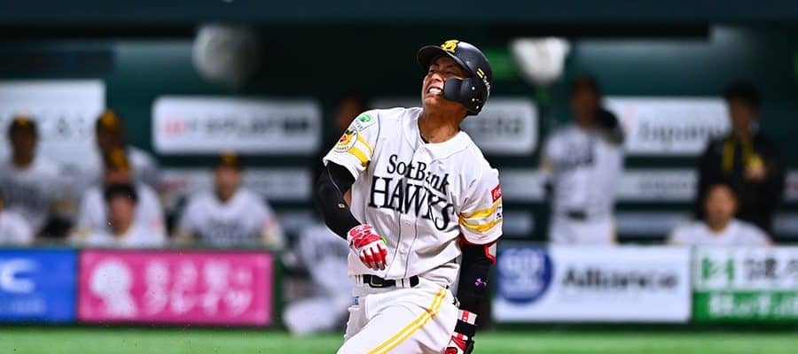 鷹にアクシデント…今宮健太が負傷交代　スイングで体勢崩し苦悶の表情、代打送られる