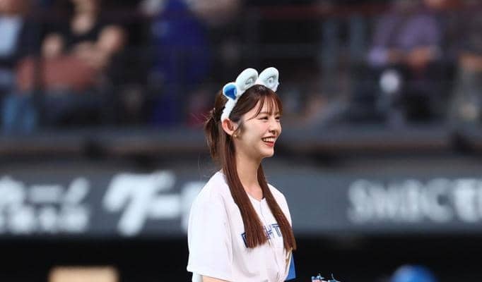 「落ち込んでる姿も可愛い」始球式で人気モデルの悲鳴が響く　落胆写真にも反響「しょんぼり羊かわいい」