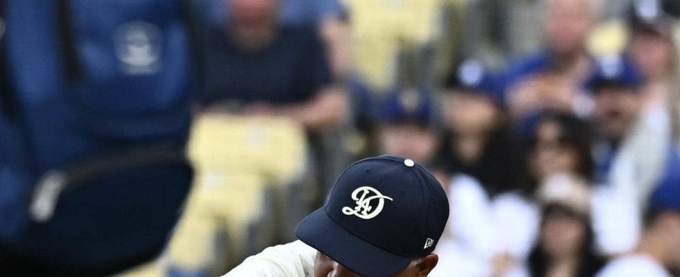 ロバーツ監督、玉城デニー知事のボール受け「沖縄で生まれ、とても名誉なこと」始球式で捕手役