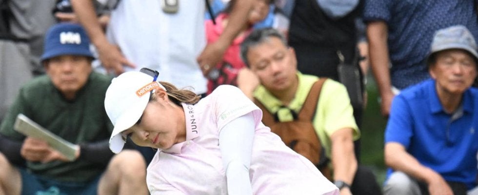 前半終了　２つ伸ばした高橋彩華が通算16アンダーで首位守る、２打差２位に岡山絵里