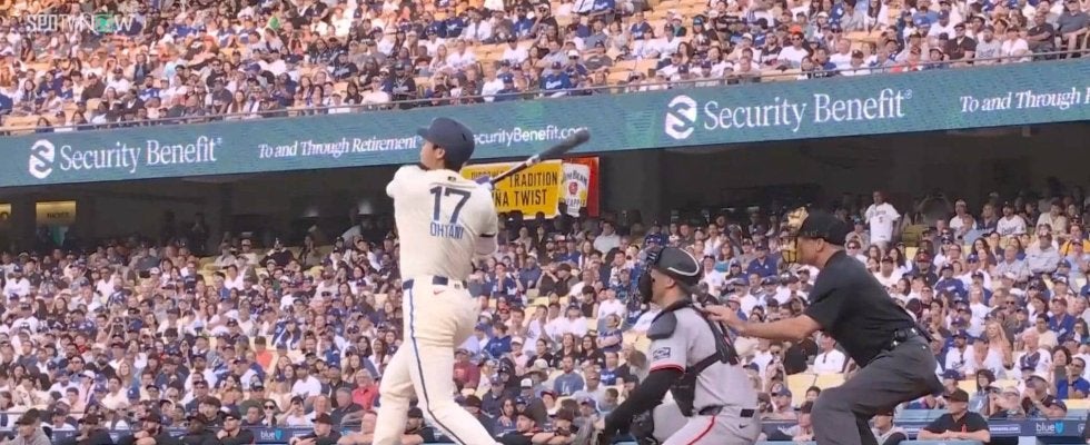 大谷翔平のお待たせ11戦ぶりホームランに観客も「ワオ！」打った瞬間“お口あんぐり”→確信バンザイで本拠地スタジアムは大熱狂