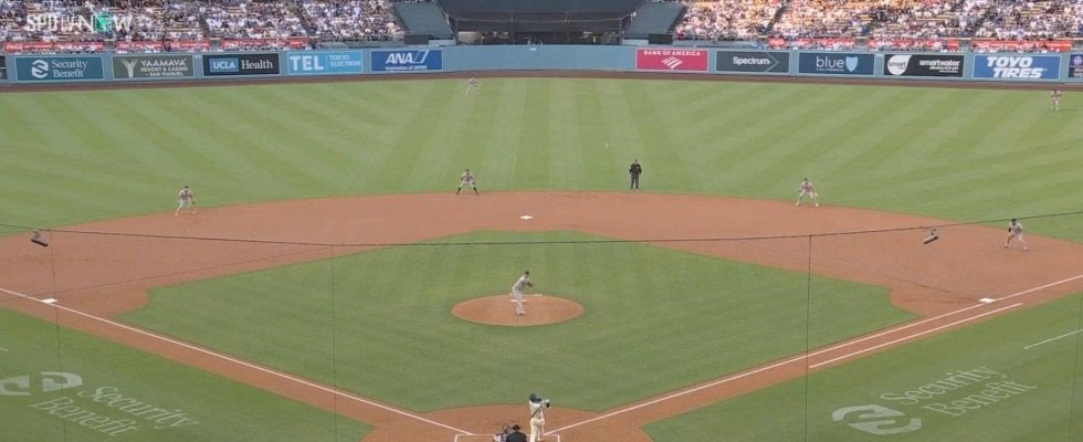 大谷翔平、11試合ぶり待望ホームランのボールは“争奪戦”に…いきなりの先頭打者弾→ファンに“直撃”の不運 カメラが捉えた一部始終