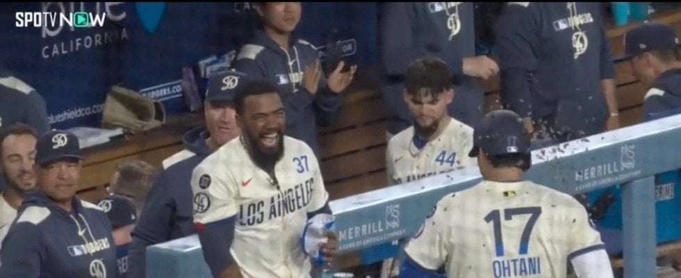 「やばい量のヒマワリが」大谷翔平の久々2ホーマーを“超大喜びで”仲間が出迎えたシーンが話題…カメラが捉えた“やりすぎ”セレブレーション
