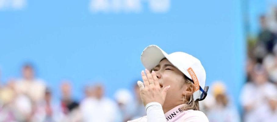高橋彩華が３年ぶり２勝目　有言実行でつかんだ涙の全英切符　宮里藍さんから優勝ブレザー受け取り感激「プロになってよかった」