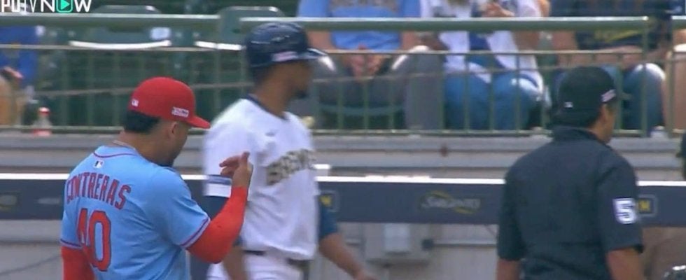 かかってこい！ 走者が故意に突進？塁上で“衝突アクシデント”発生→キレた野手が相手ベンチと口論… あわや一触即発のトラブルに