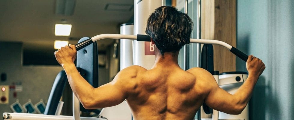 初心者必見！ラットプルダウンの落とし穴と背中に効かせるコツをプロが伝授