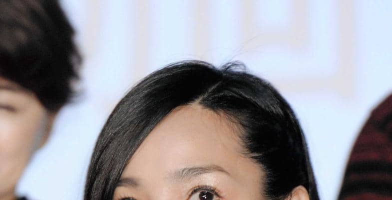 豪華結婚式に出席の人気女優　力士２人に挟まれての３ショットに「お顔ちっさい！」「嘉陽関と宮乃風も嬉しそう」と反響