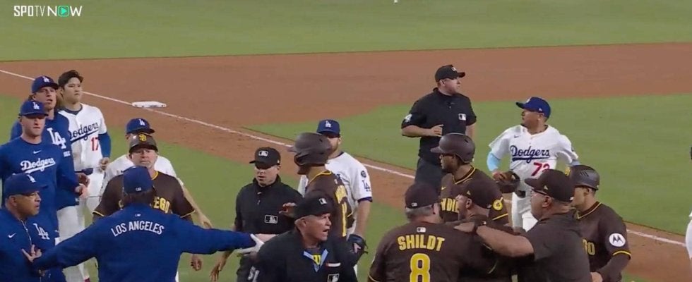 大谷翔平も早々に“参戦” 死球を巡って大乱闘寸前…「ヤバいな」「こりゃあかん」たまらず争いの輪に駆け寄る瞬間