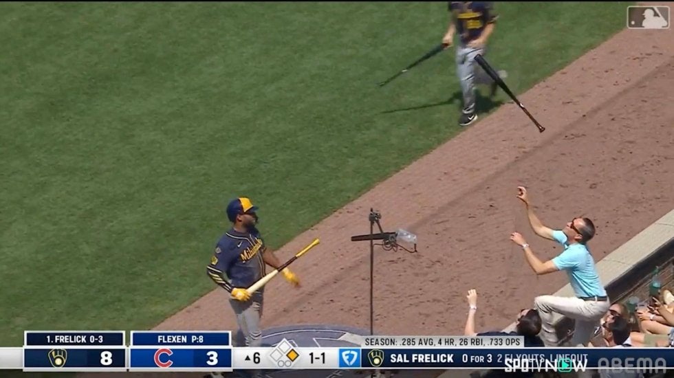 「やめるんだ！」カブス戦で珍事…打者のバットがネットに挟まる→よじ登って奪取した観客が一時退場 球場ブーイングも“再登場”に大歓声「英雄が戻ってきた」