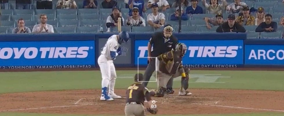 もうワケわからん！ 緊急登板の松井裕樹に“謎のハプニング”「ウソでしょw」「こんなことある？」予想外すぎる珍光景が話題に