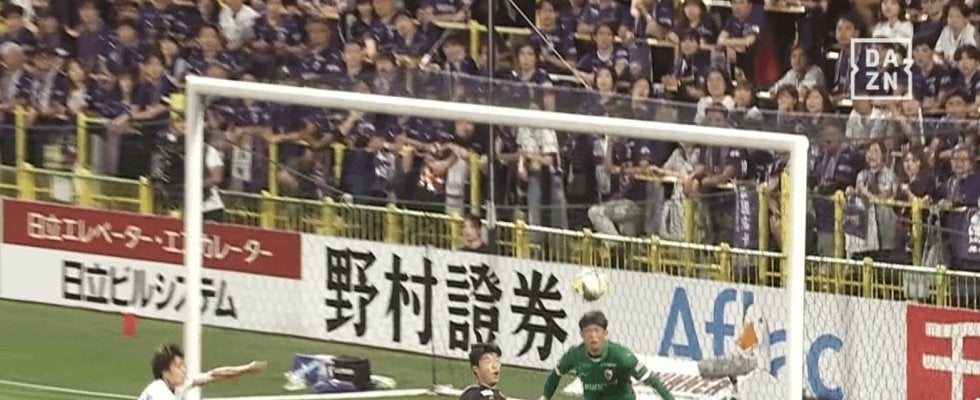 「なんだそれすごい！」柏FWの“アニメ級オーバーヘッド弾”にファン熱狂！「今季レイソルのベストゴール」伊東純也＆関根大輝も笑顔