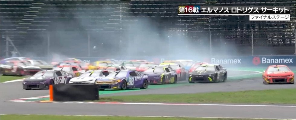 一体、何が？車がぶつかりまくる大混乱→突如順位を譲る“まさかの再スタート”にファン騒然「すごいショートカットw」