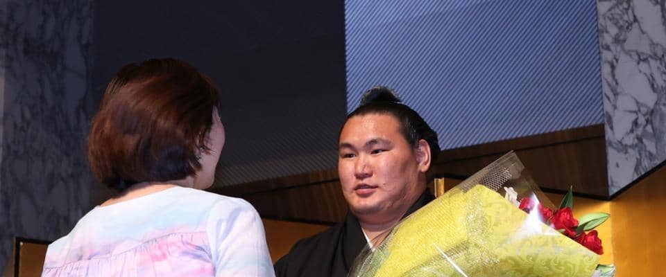 豊昇龍横綱昇進披露宴　花束贈呈は意外な３人娘から　好角家美人タレントに、フィギュア元五輪代表、お笑い芸人も