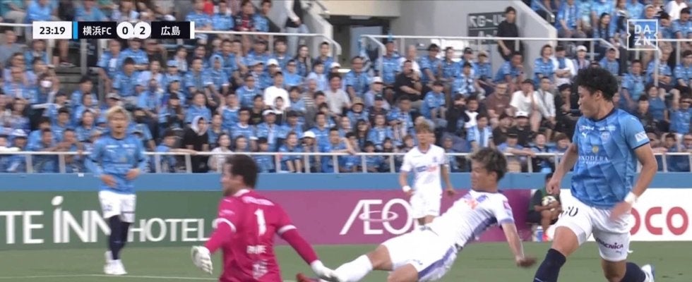 「今のミスきついね」ファン落胆…DF2人の連続エラーで相手FWにアシスト→痛恨失点の瞬間「水撒いてる影響？」