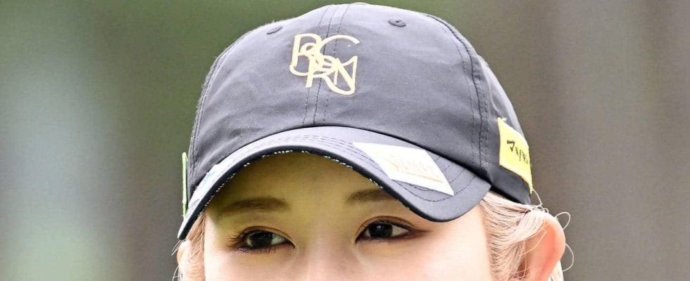 金田久美子「キスマーク隠し…」デコルテ大胆露出の首元に恐竜ばんそうこう「美鎖骨」「美脇」