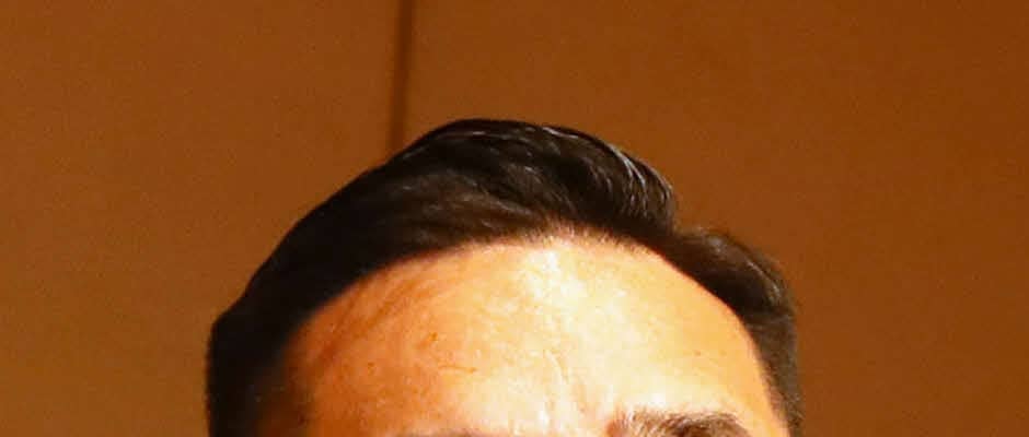 「イイ笑顔」元朝青龍、妻や白鵬翔さんらと短パン＆半袖Ｔシャツ姿で青空の下記念写真披露