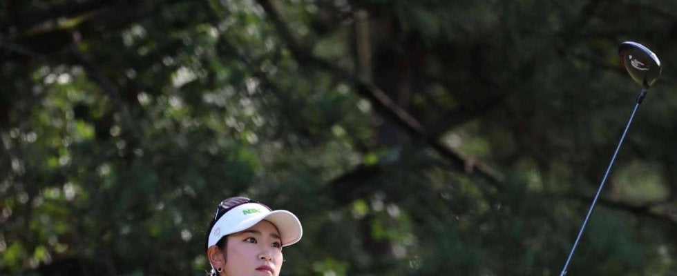 原英莉花、美脚のぞかせた白ミニスカ＆緑トップスで快進撃　ジャンボポーズに「久々」と反響も