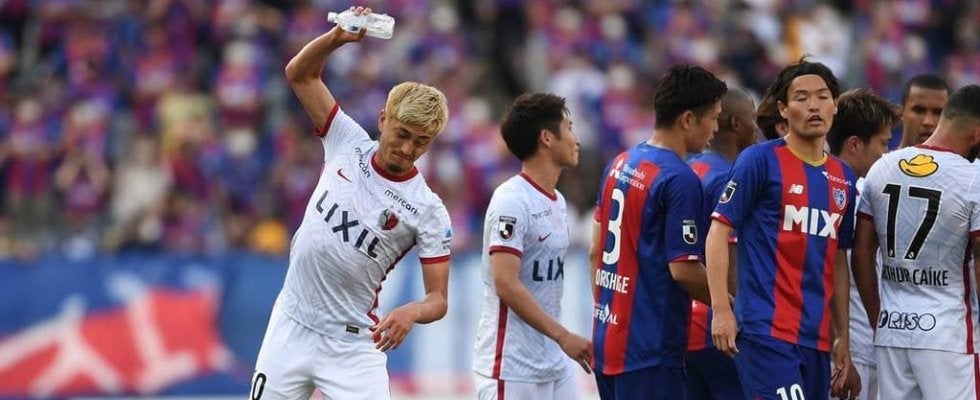 始まりは｢プラティニ｣31歳の誕生日、｢ビニール袋｣から｢スクイーズボトル｣を経て｢使い捨て｣に【サッカーに｢飲水タイム｣は必要か】(2)