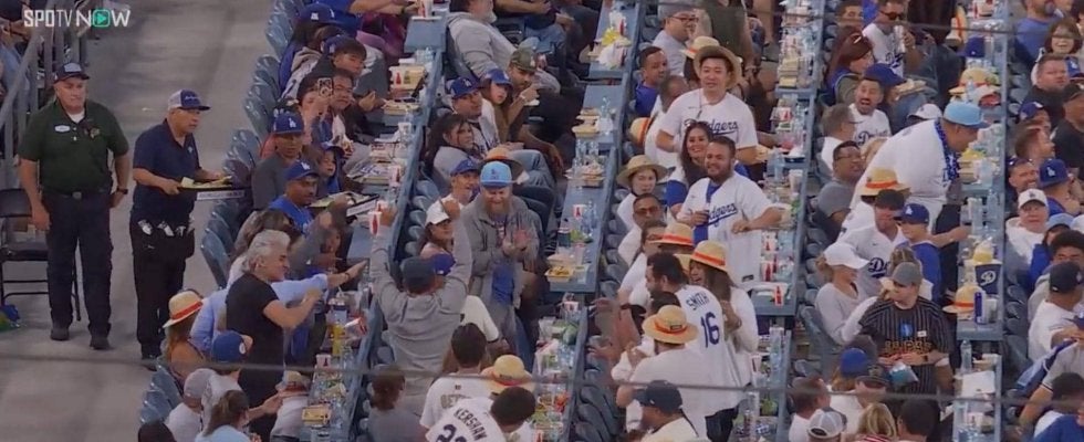 「ナイスキャッチ！」大谷翔平のファウルボールを手にした観客が大はしゃぎ “麦わら集団”も拍手喝采