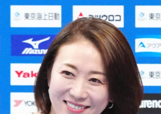 「なんですか！この美女お二人は」黒ワンピース姿の田中雅美さんが後輩メダリストスイマーと再会