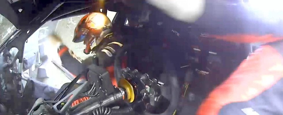 何が起きた！？ GRヤリスが突然スライド→立ち往生も「車を道路に戻そうとしている」観客の“神対応”でコース復帰