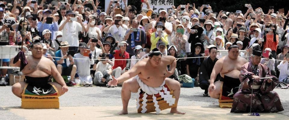 新横綱大の里　雲竜型で奉納土俵入り　東西横綱での披露は１９年の白鵬、鶴竜以来６年ぶり　名古屋場所へ万全誓う