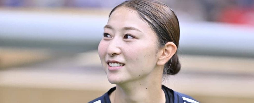 ｢緑似合いますね｣｢赤が似合うよ｣大論争！なでしこ美人MF｢赤→緑｣移籍で初披露した新天地ユニ姿に｢印象が変わる｣｢流石にショック｣｢何でも似合う｣の声