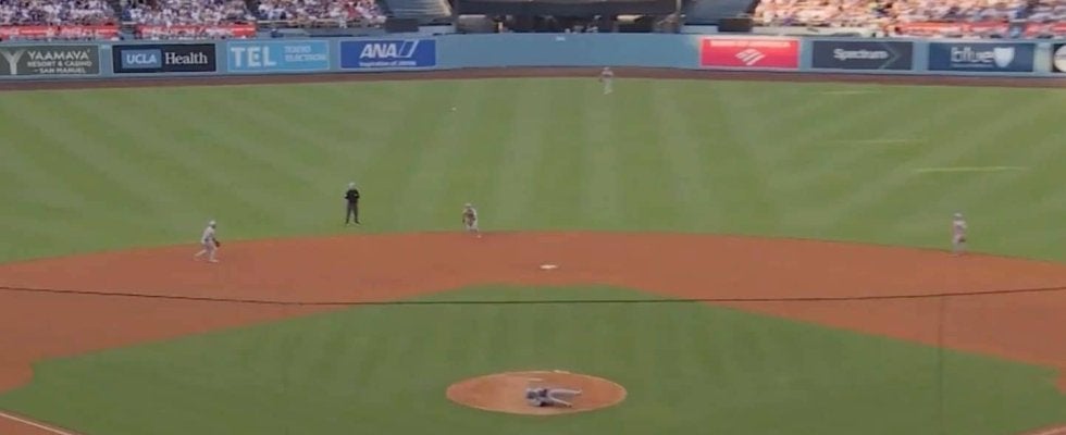 一体、何が起きた？ 大谷翔平、投手直撃で“まさかの光景”「どういうこと？」 “謎の打球”が相手野手に飛んでいく「珍プレー行き」