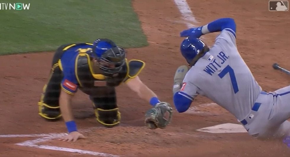 ワケわからん！ 体勢がおかしい“非現実的スライディング”「ヤバすぎ」「見たことない」 捕手ドン引き… 天才打者ウィットJr.の“神生還”が話題に
