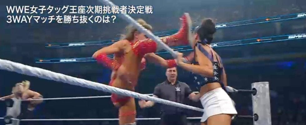 すごい角度！ 女子レスラー、超開脚で“顔面スタンプ”スーパーキックに敵悶絶…“美魔女レスラー”圧巻の身体能力にファン騒然