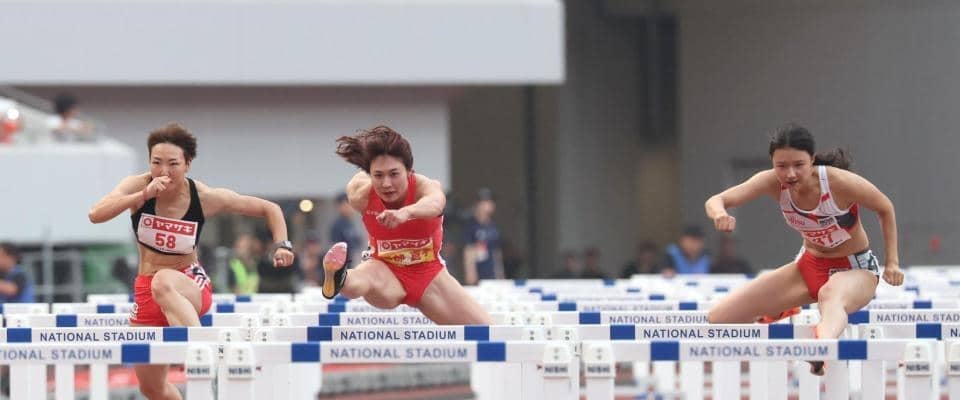 女子１００ｍ障害で大混乱　上位大接戦で結果誤表示で二転三転　田中佑美が０秒００３差制し悲願初Ｖ、一時１位表示→２位の中島は無念「あぁ～って」も田中と抱き合い健闘称え合う