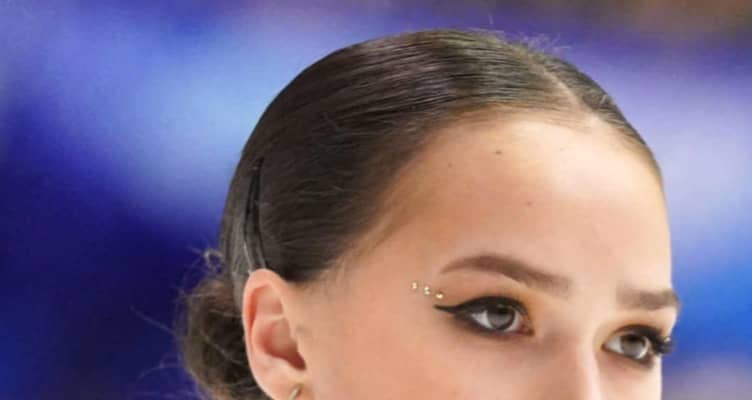 アリーナ・ザギトワ　胸元大胆露出の白ミニスカウエアでフィットネスイベント参加の場所は…