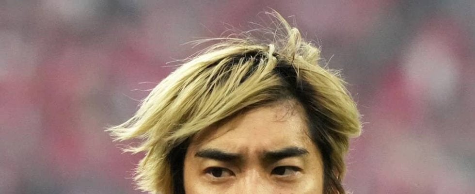 ｢ブラック純也〜｣｢黒髪だと若く見える｣イメチェン伊東純也のクラブハウス到着＆挨拶シーンが話題！ 去就注目の中｢good｣と上機嫌｢安定の寝グセ可愛い｣の声