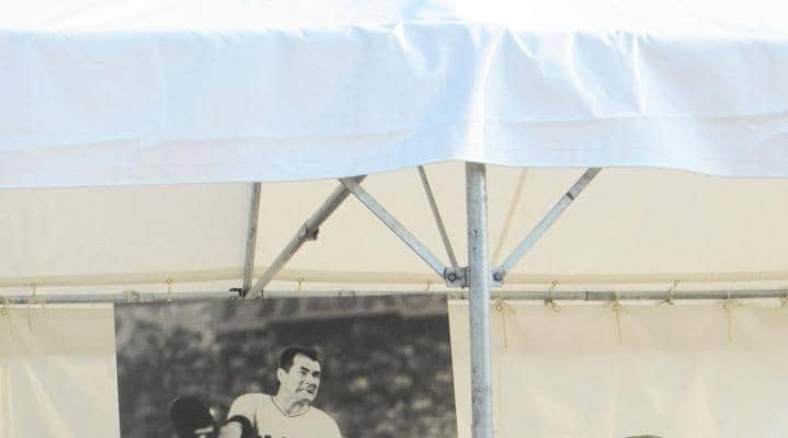 巨人　山形でもファンが長嶋茂雄さんを悼む　手を合わせる人の姿も　追悼記帳所を設置