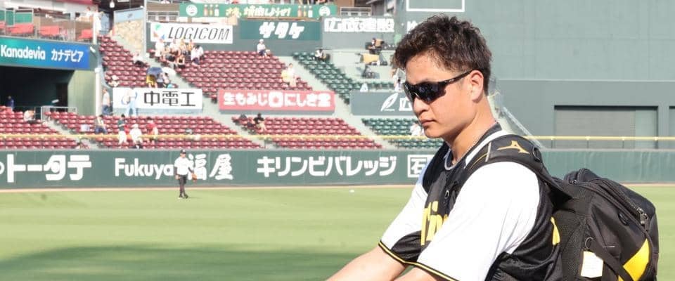 阪神　グラウンドを引き揚げる阪神・大竹にサインを求めるファンの熱量、熱気がハンパない