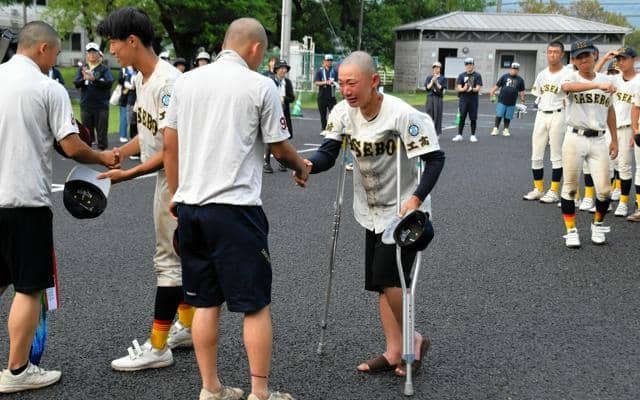 最後の夏の初戦、初回に突然のけがで涙　佐世保工の山下主将