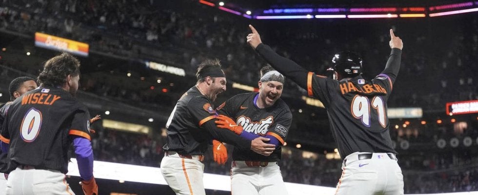 ジャイアンツ、07年の「イチロースタイル」で逆転サヨナラランニング３ラン　ドジャースと５差に
