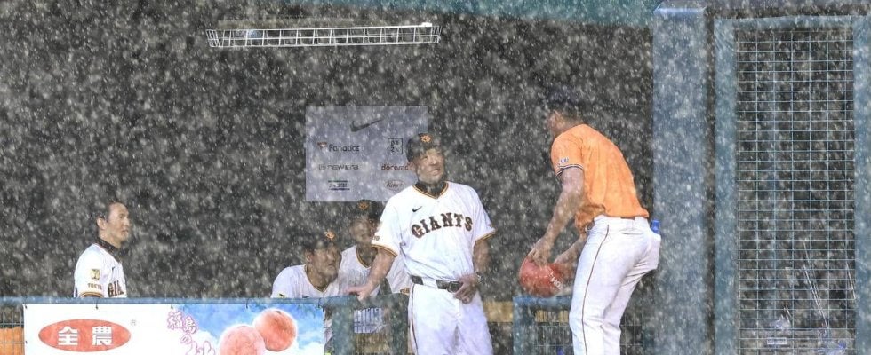 【巨人】2回表開始前に雨で中断→再開→中断→再開　９年ぶりあづま球場開催