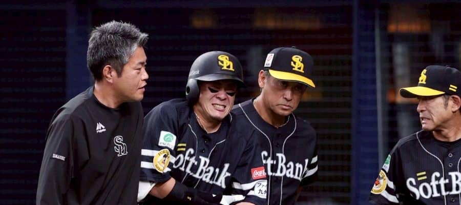鷹・牧原大成が途中交代　左ひじに死球で悶絶…プレー続行も守備から退く、場内騒然