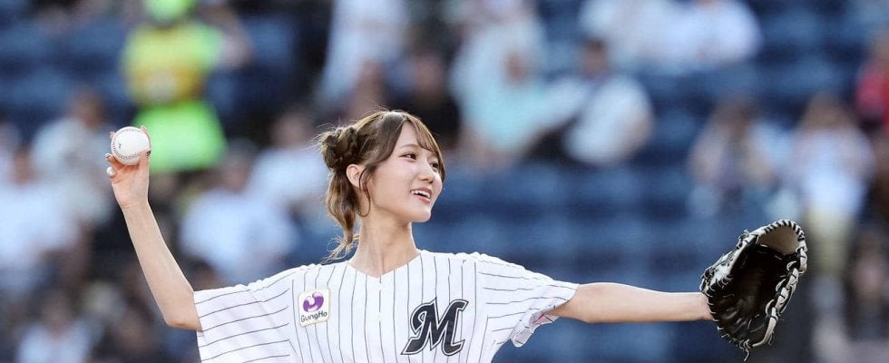 【ロッテ】鴎ファンSUPER☆GiRLS門林有羽がファーストピッチ　ワンバン頭抱えるも笑顔