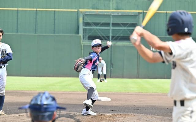 歓声受け「百点満点」の始球式　春日部さくらの村上ひまわりさん