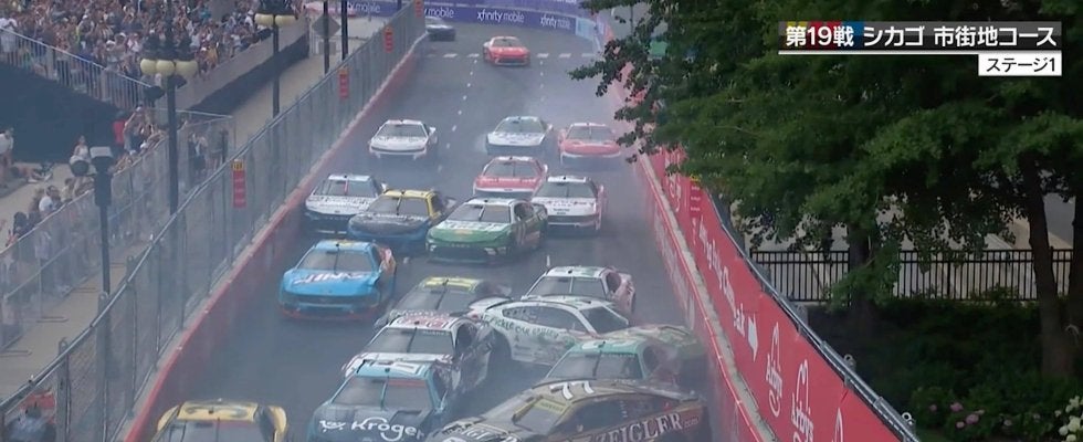 もはや通行不能！市街地レースの“玉突き事故”で衝撃光景 「トラフィックジャムが起きています！」後続車は大混乱