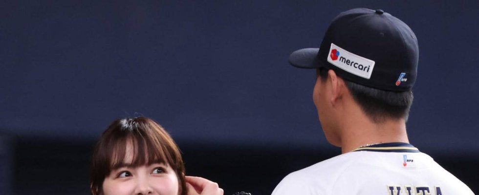 【オリックス】葵わかなが笑顔で始球式に登場「今回も悔しい」ノーバンならずも観客から拍手
