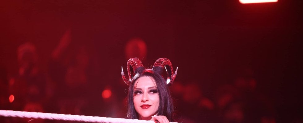 「美しすぎる」チリ人美女レスラーの“小悪魔風”セクシーショットに反響…「フェイスペイントなしメイクも素敵」ファン興奮