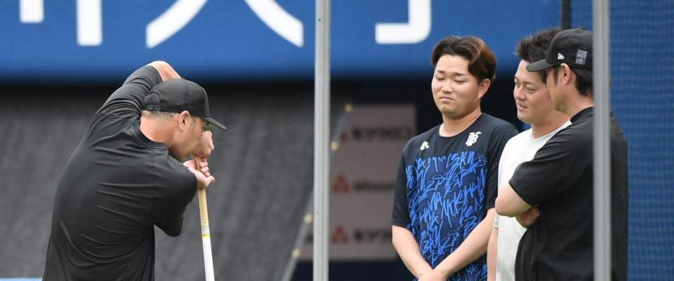 巨人・阿部監督、ＤｅＮＡ・牧ら中大ＯＢが談笑　バット手に打撃論？ケージでフリー打撃も