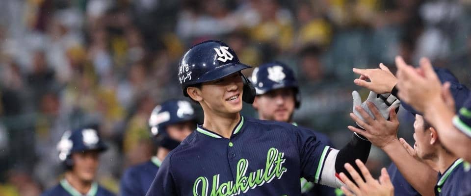 ヤクルト　内山のファウルしたバットが三塁ベンチに飛び込むハプニング　中村悠、山田らが驚いてよける→直後におわびの？満塁弾