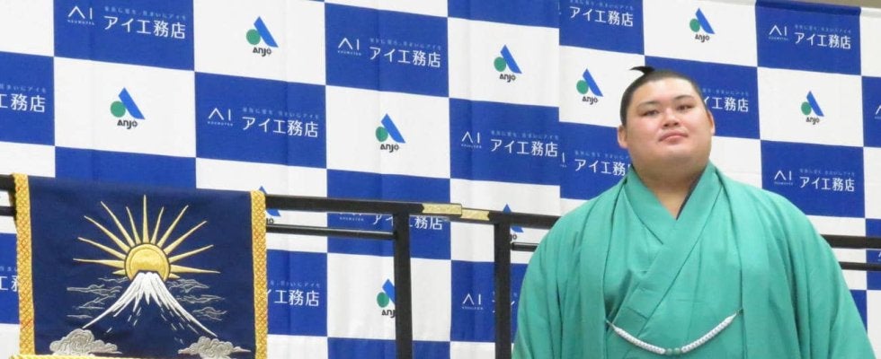 新横綱大の里に三つぞろいの化粧まわし「チャンスを名古屋場所で」IGアリーナ初代V力士に意欲