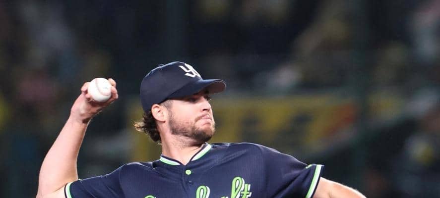 ヤクルト　ランバートが球審の判定に両手を広げて不満表す　即座に投手コーチが駆けつけなだめる