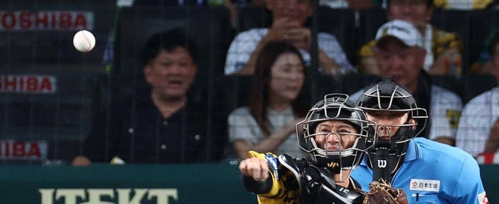 【阪神】坂本誠志郎が好送球で二塁走者を三塁でアウトに　４点差に迫った直後、追加点許さず