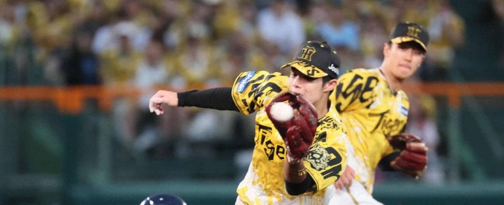 【阪神】中野拓夢ナイスボディー　雨天時の土入れでイレギュラーも体で止めた　何度も腹さする